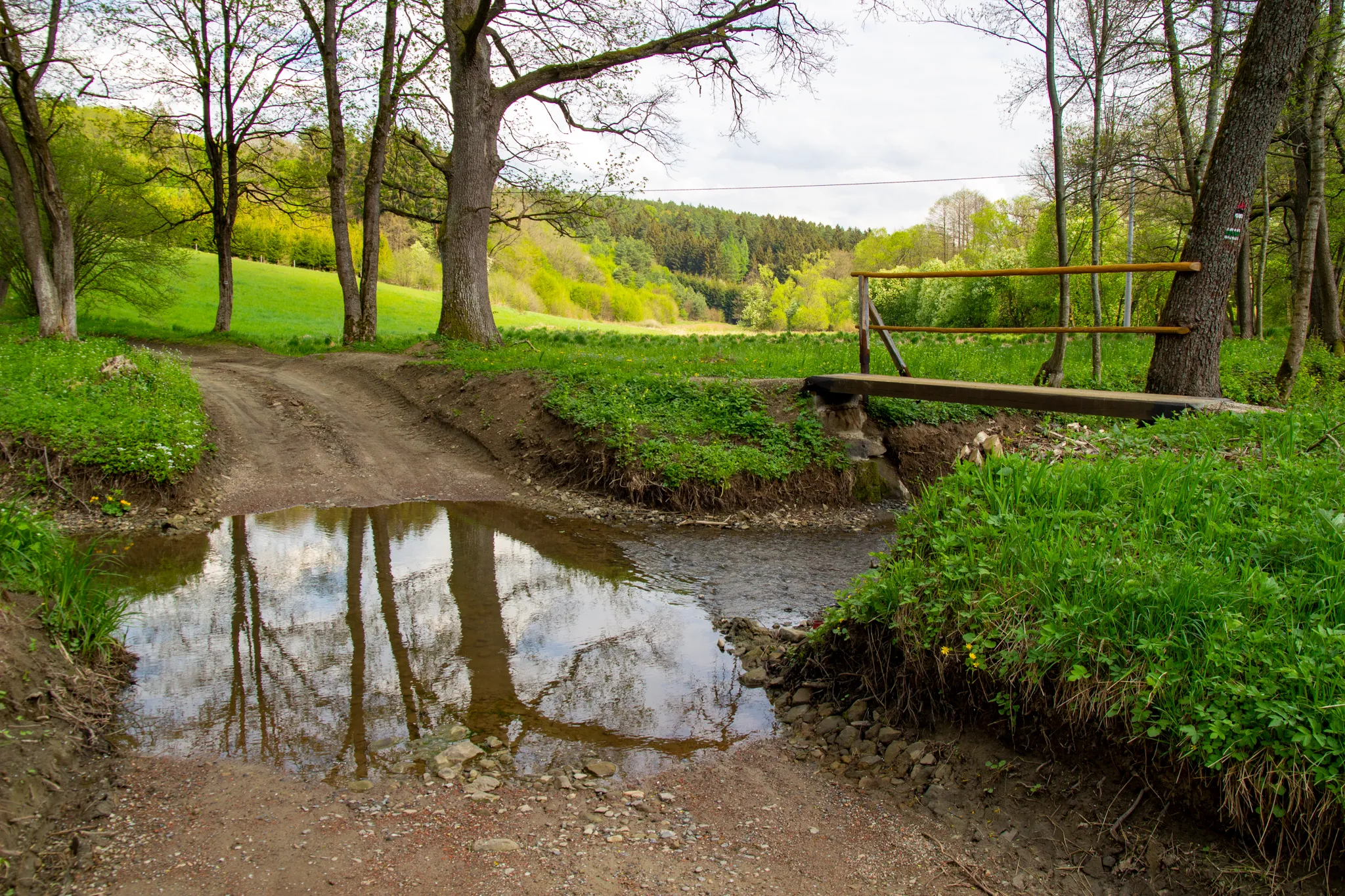 Na kole dnem budoucí přehrady