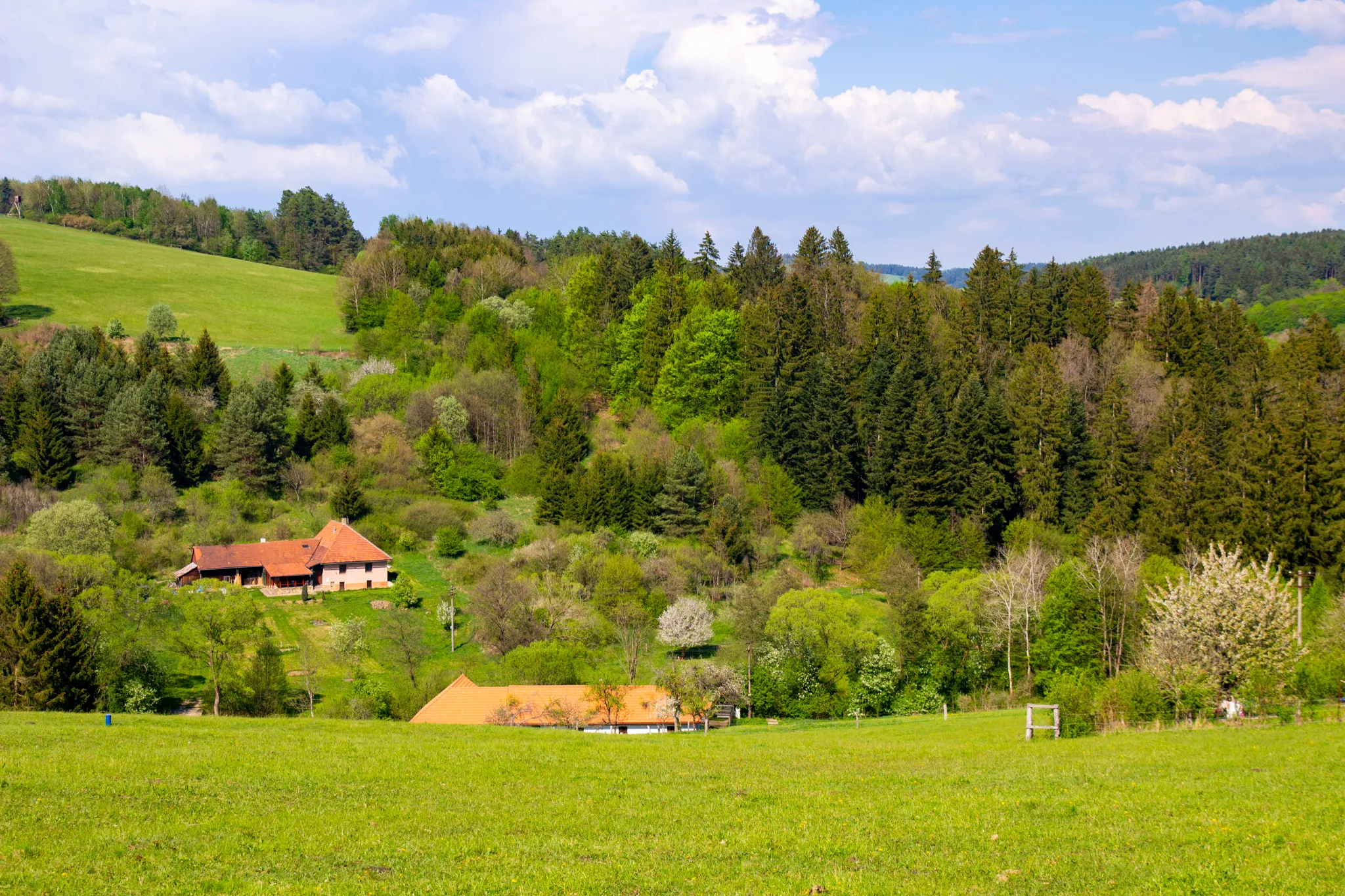 Na kole dnem budoucí přehrady