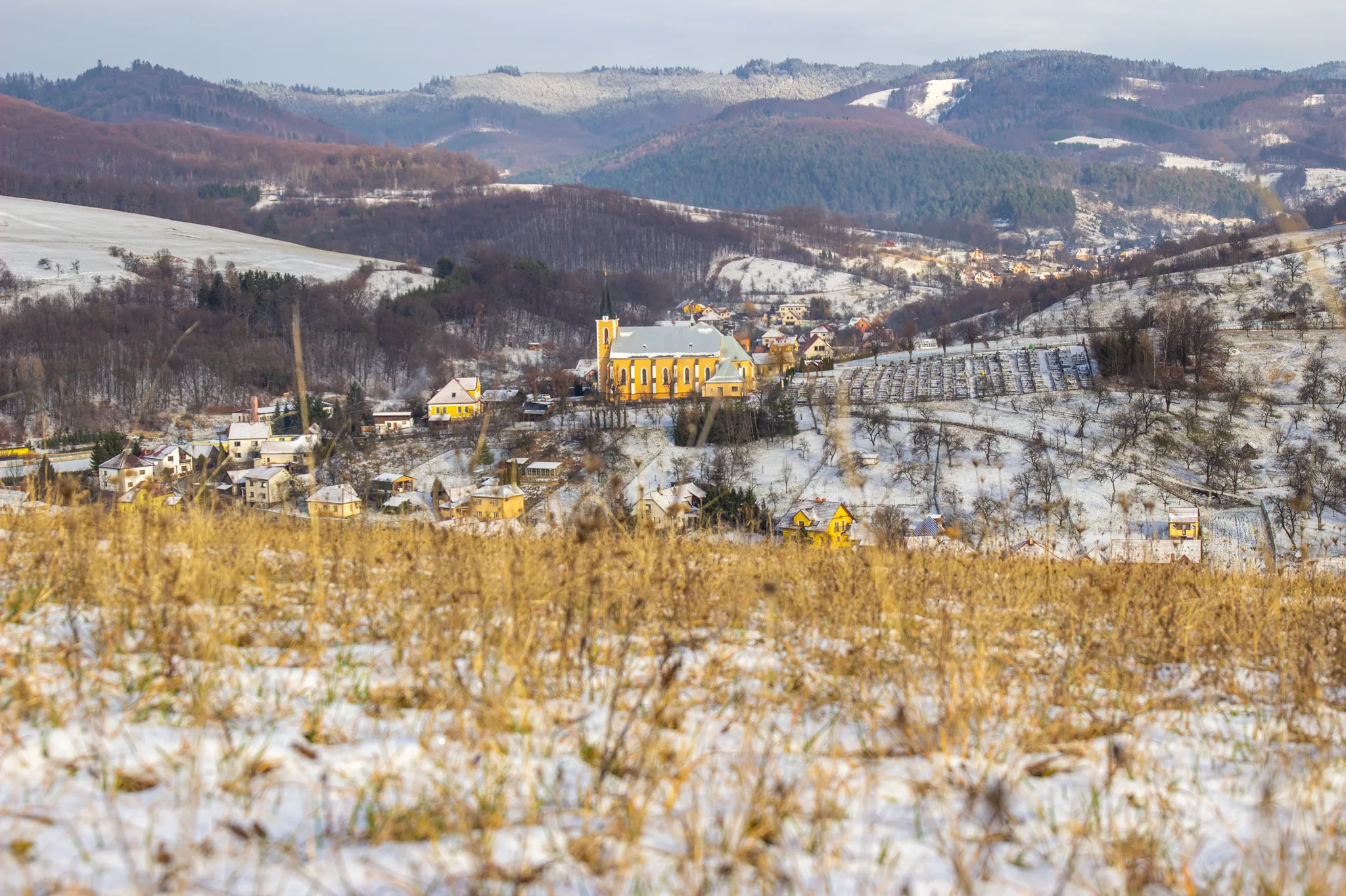 Za výhledy zimního Závrší a Vršatských bradel