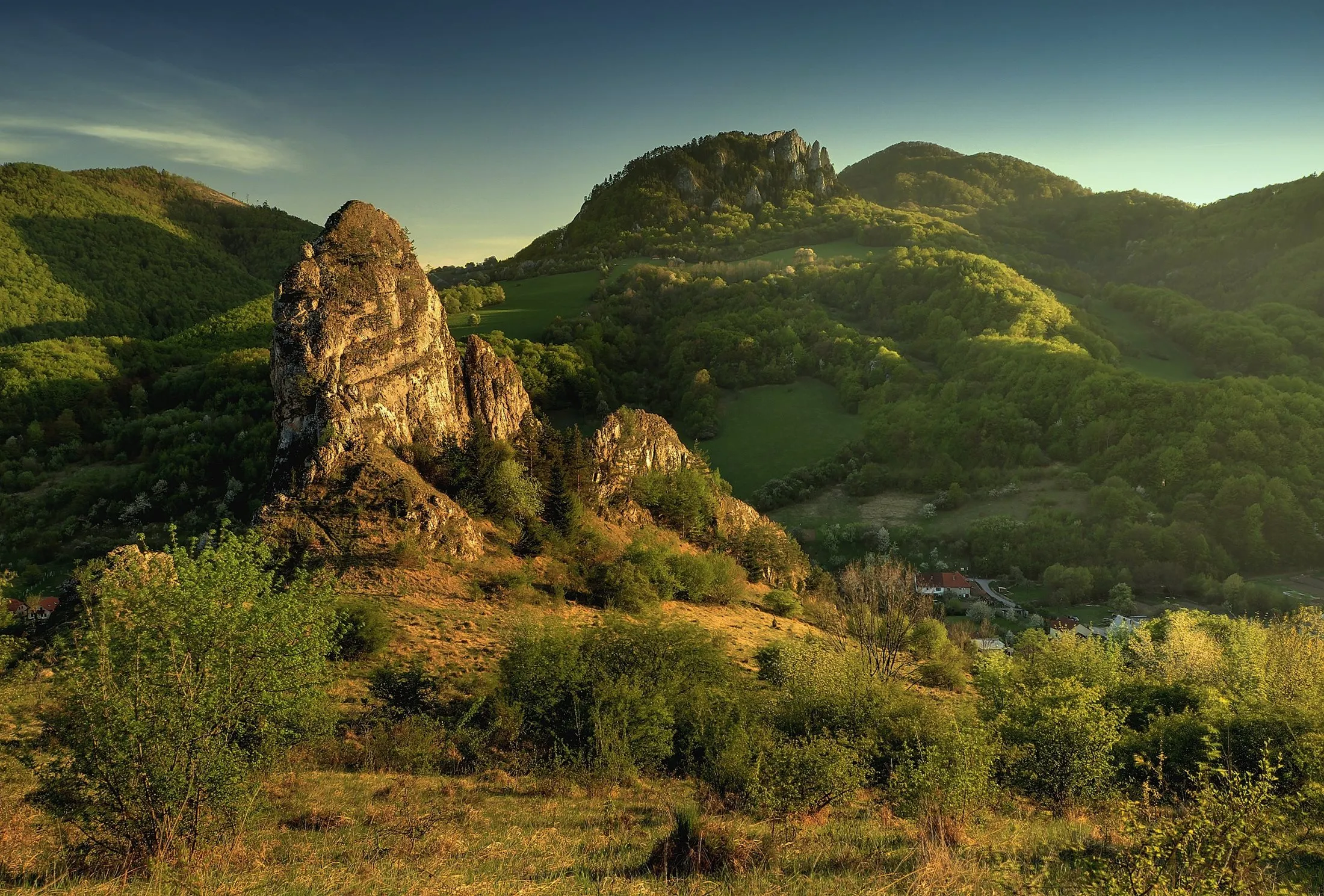 Na kole po malebných bradlech okolo Červeného kameňa