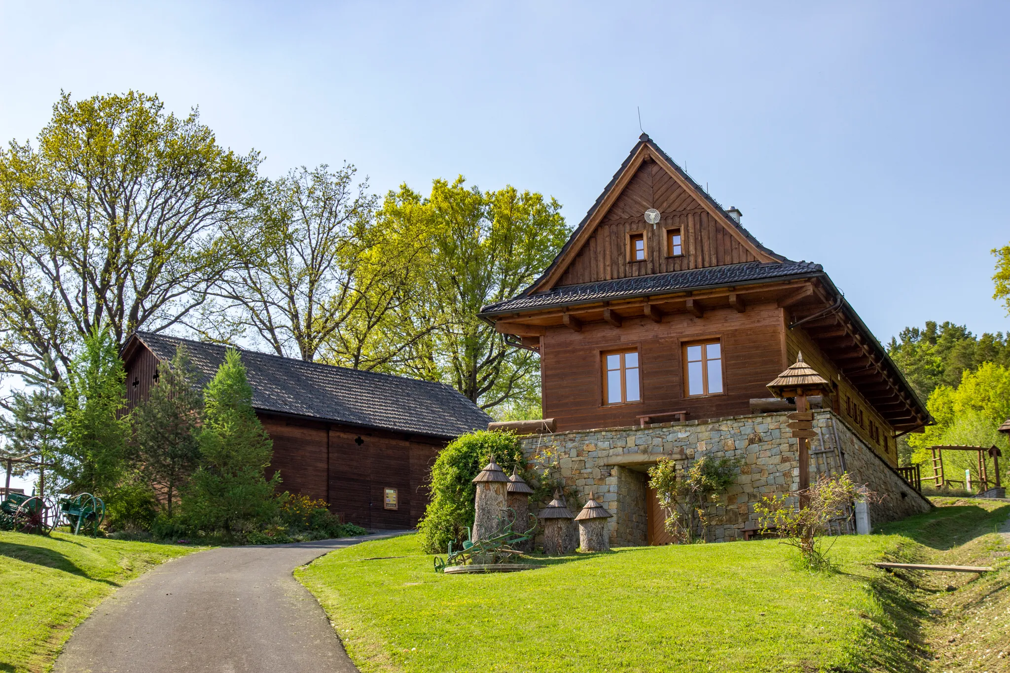 Na kole dnem budoucí přehrady